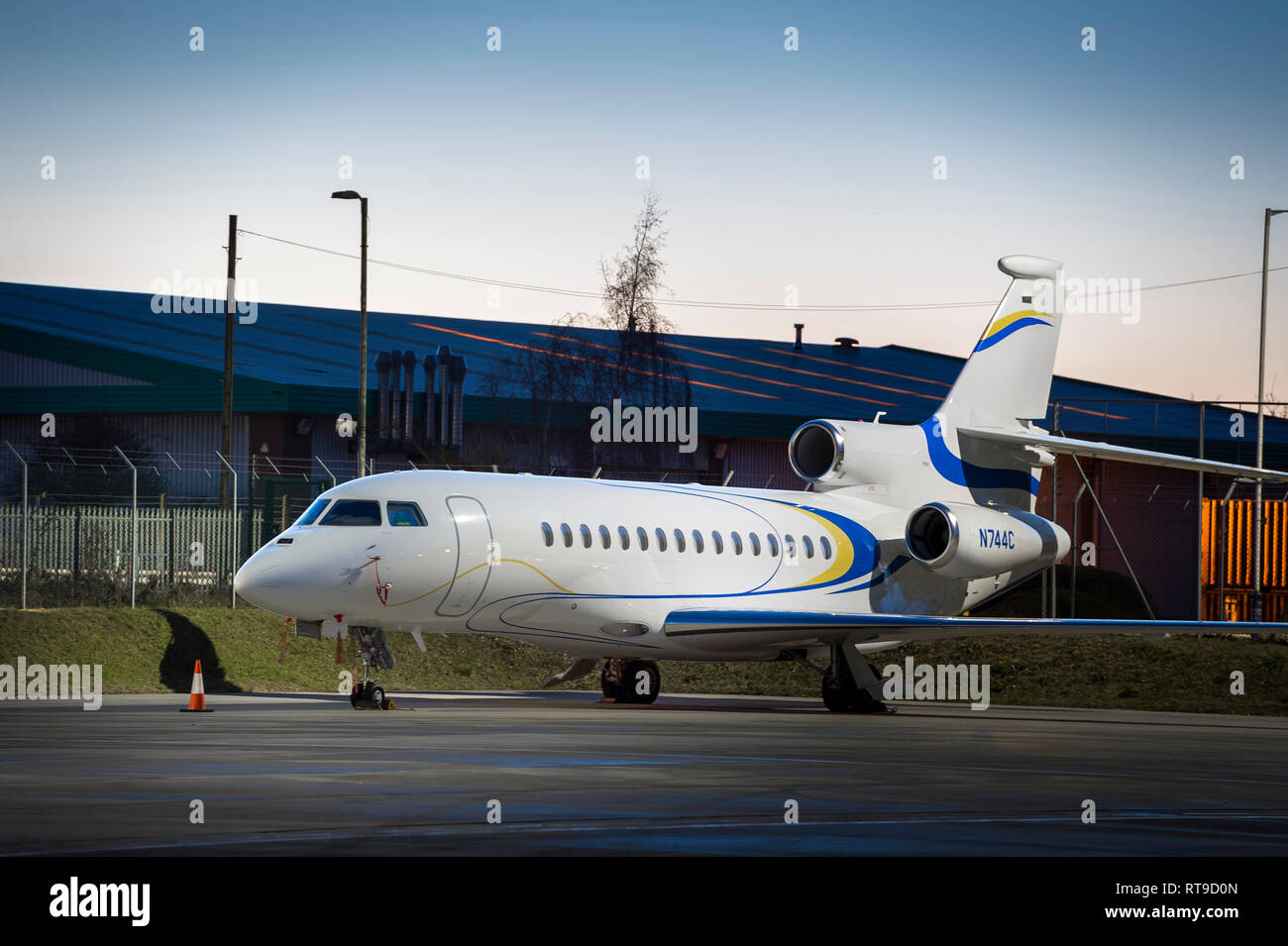 Business Jet Flugzeuge auf dem Vorfeld der Flughafen Luton, England. Stockfoto