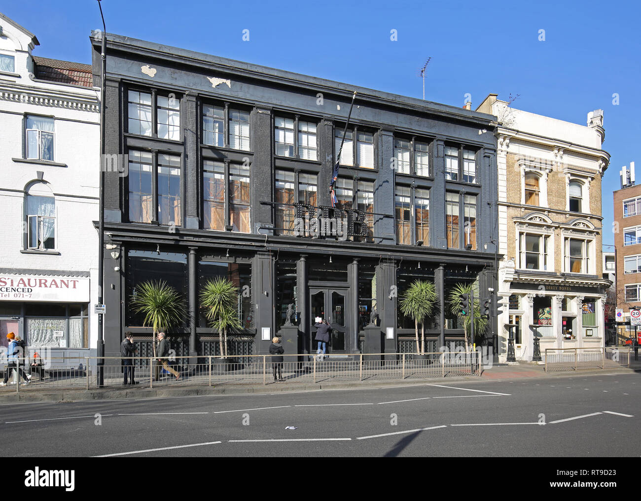 Die BBB Bar in Bethnal Green Road, Shoreditch, London. Eine trendige Bar Umgerechnet von einem viktorianischen Gebäude shop - typisch für dieses neu modischen Gegend. Stockfoto