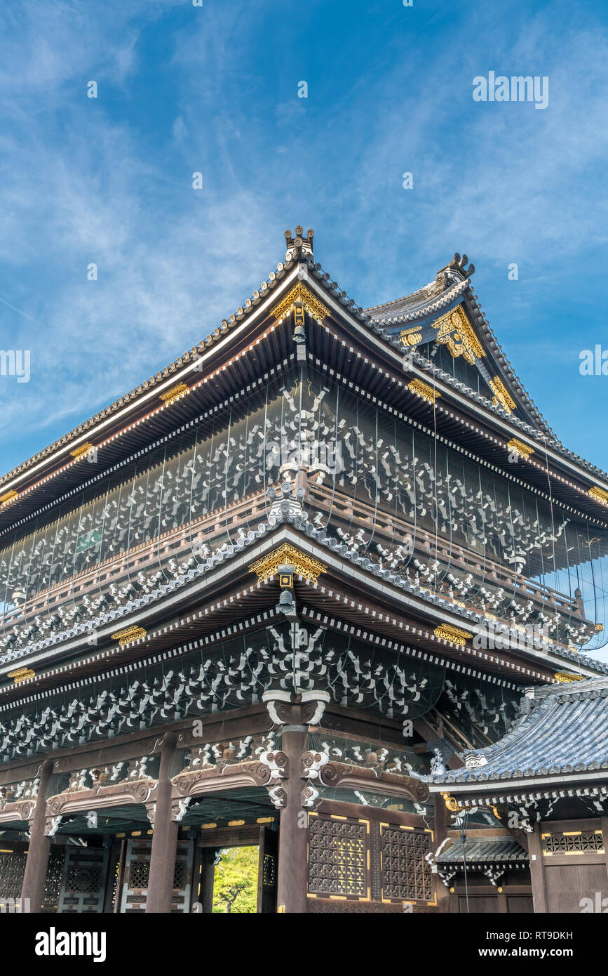 Der Gründer von Halle Tor (Goei-do-Mo) an der Shinshu Otani-ha oder Higashi Hongan-ji. Shishiguchi dekorative Fliesen, Tokyou (Halterung) und Kazarikanagu (Me Stockfoto