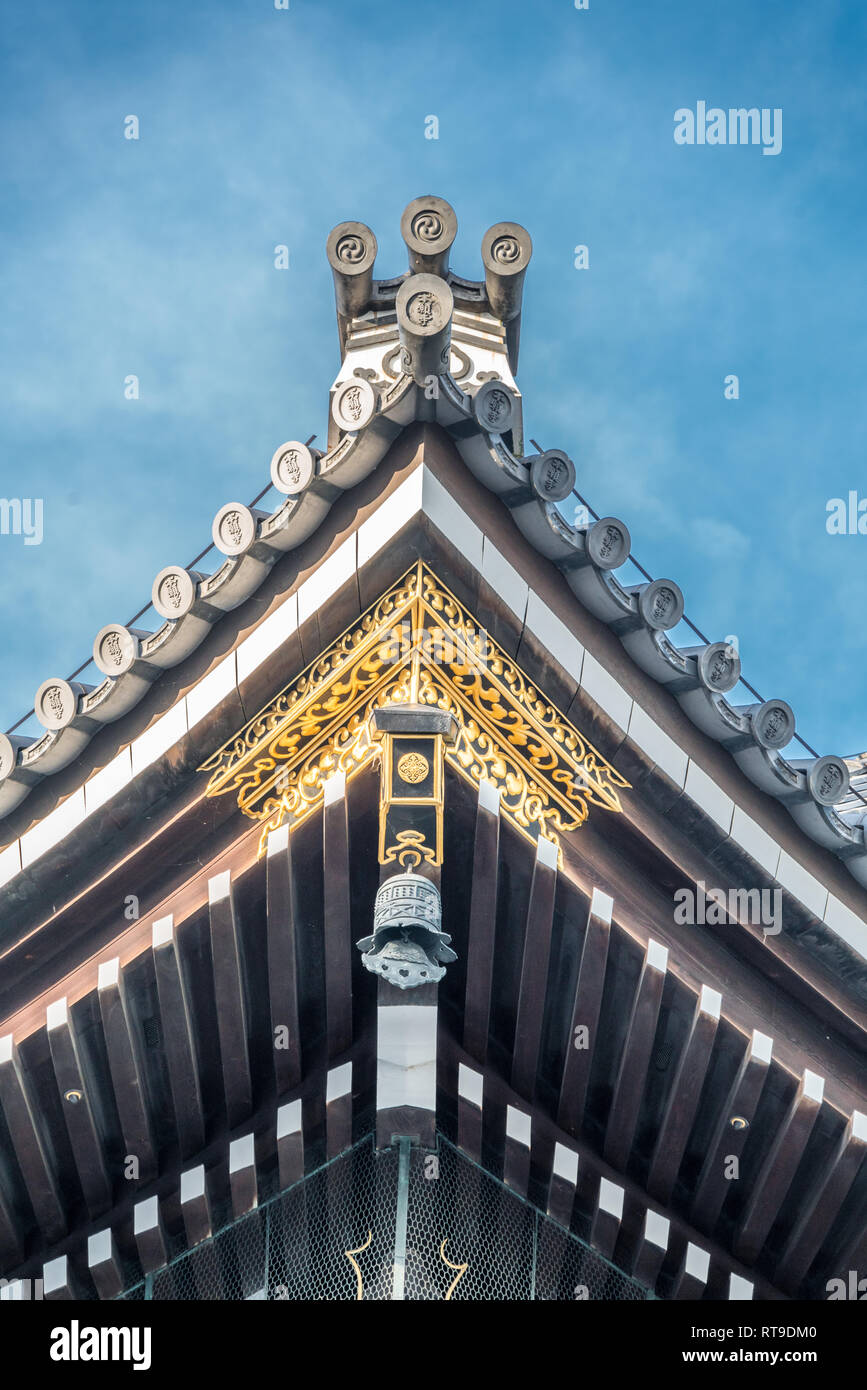 Der Gründer von Halle Tor (Goei-do-Mo) an der Shinshu Otani-ha oder Higashi Hongan-ji. Shishiguchi dekorative Fliesen, Hijiki (Halterung Arme) und Kazarikanagu (Metall Stockfoto