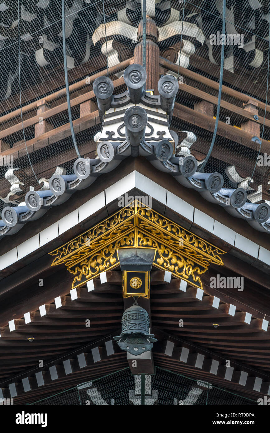 Shishiguchi dekorative Fliesen, Hijiki (Halterung Arme) und Kazarikanagu (Metall Dekorationen) der Gründer Halle Tor (Goei-do-Mo) an der Shinshu Otani-ha oder Hi Stockfoto