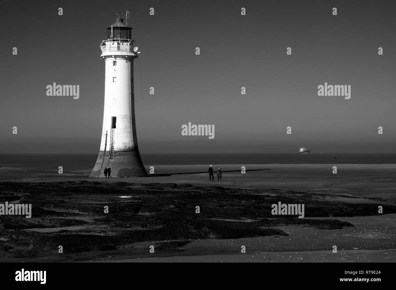 Monochromes Bild von Fort Barsch Leuchtturm in New Brighton, Merseyside bei Ebbe. Stockfoto