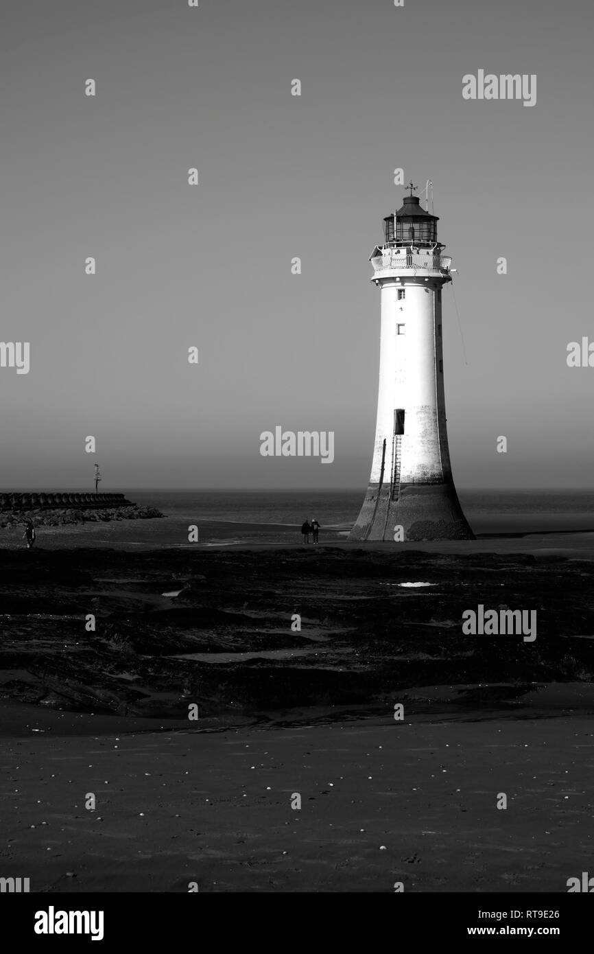 Monochromes Bild von Fort Barsch Leuchtturm in New Brighton, Merseyside bei Ebbe. Stockfoto