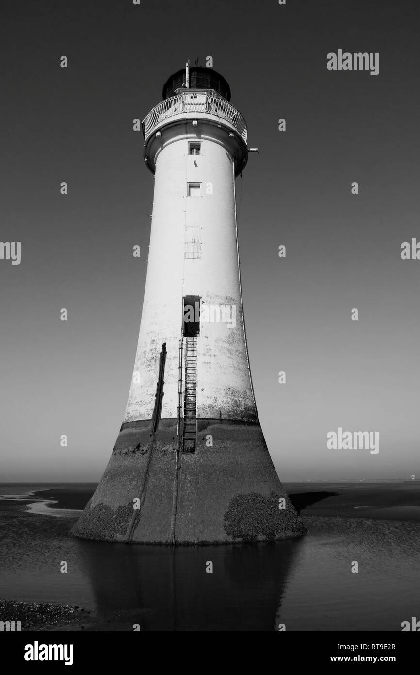 Monochromes Bild von Fort Barsch Leuchtturm in New Brighton, Merseyside bei Ebbe. Stockfoto