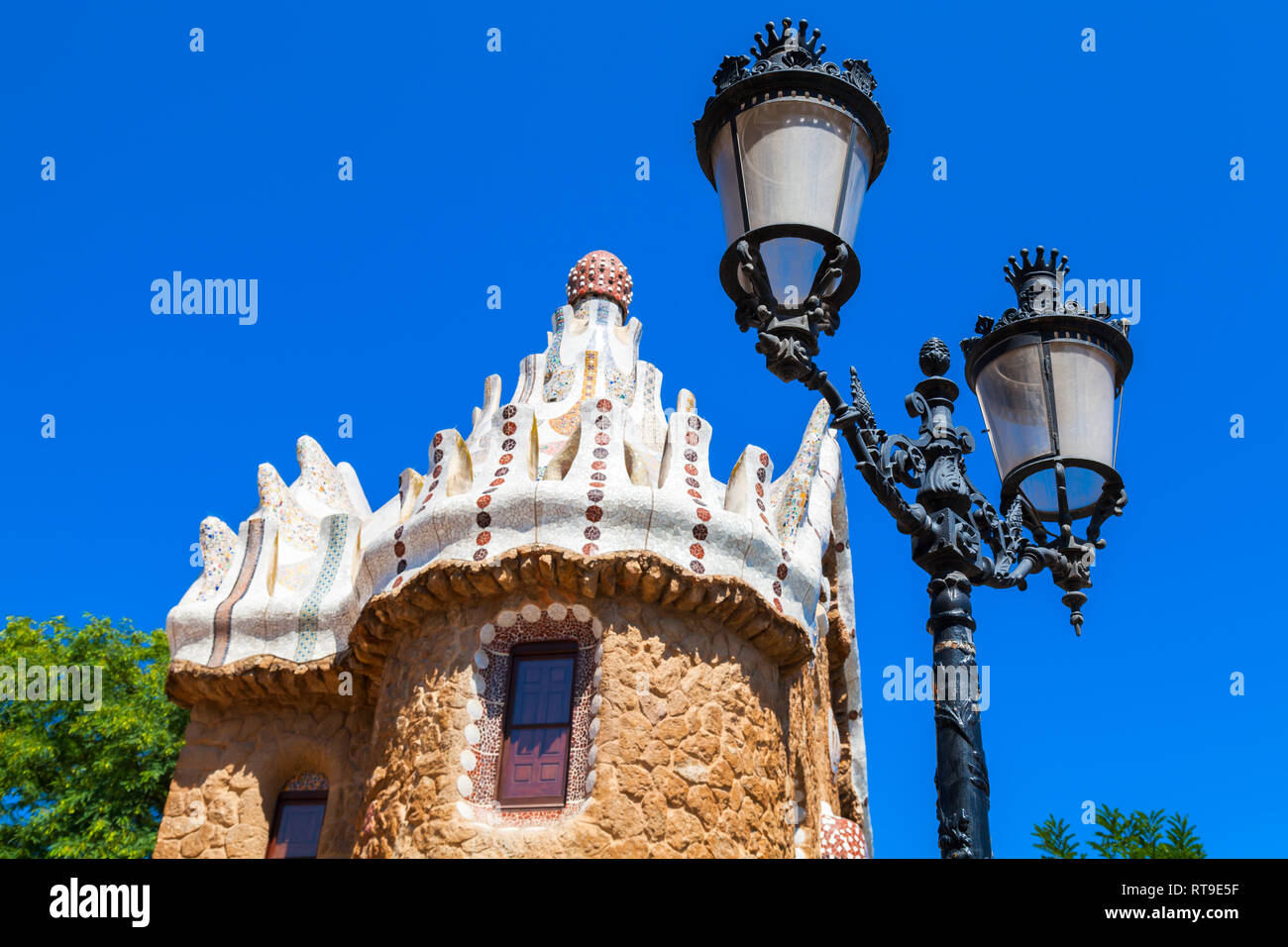 Barcelona, Spanien - 26. August 2014: Straße Licht am Eingang des Park Güell, Barcelona Stockfoto