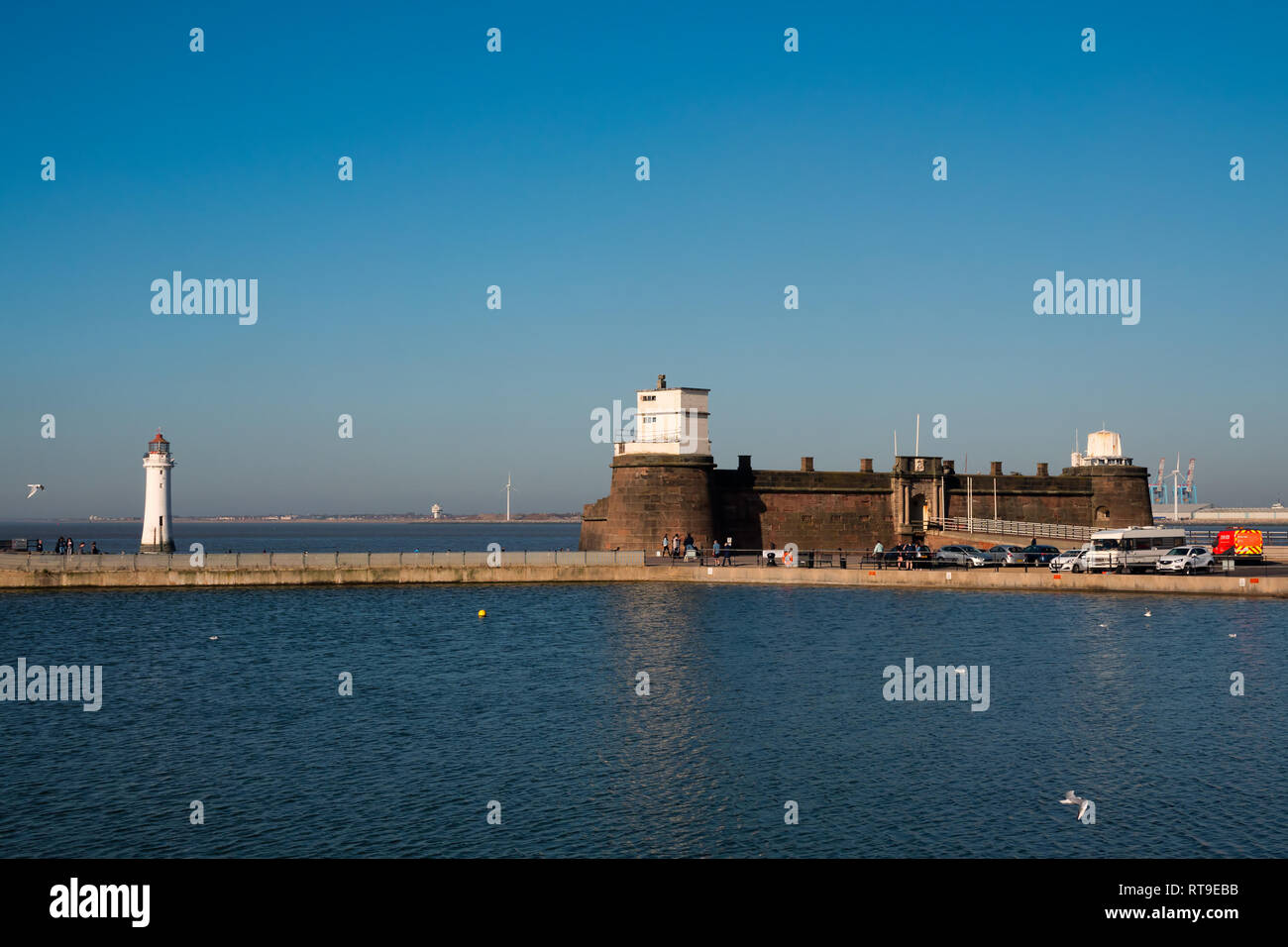 Fort Perch Rock und Leuchtturm in New Brighton Merseyside an einem sonnigen Frühlings Tag. Stockfoto