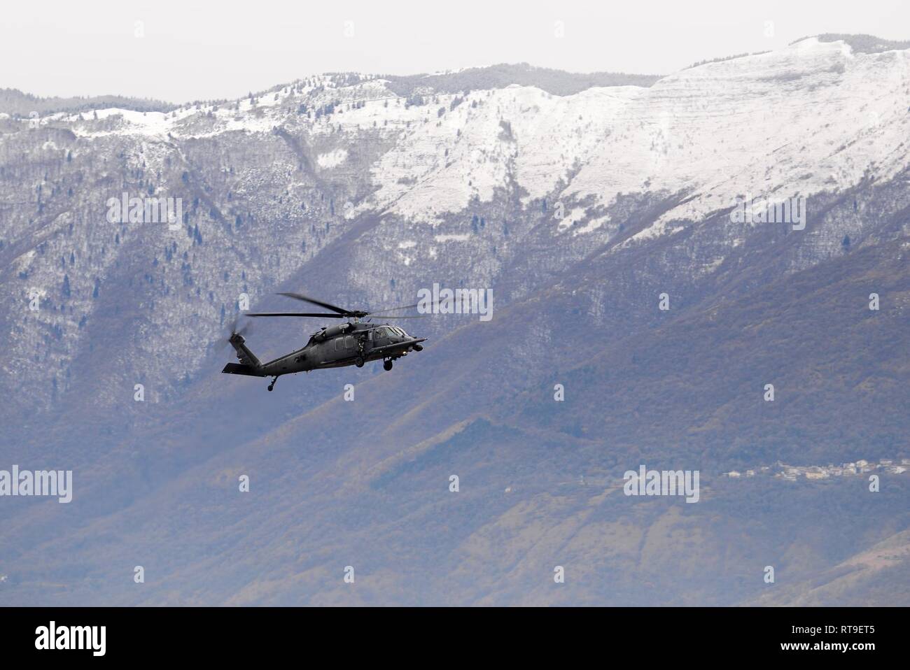 Ein US Air Force HH-60G Pave Hawk vom 56. Rescue Squadron kehrt in Aviano Air Base, Italien, Jan. 28, 2019. Die 56th und 57th Rescue Staffeln zur 31 Fighter Wing in 2018 verlegt. Stockfoto