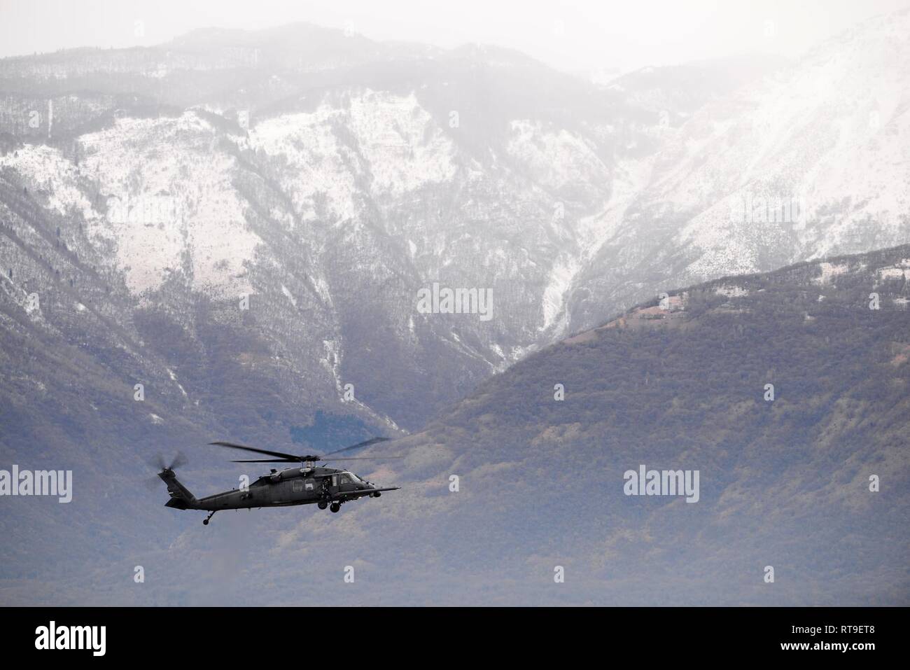 Ein US Air Force HH-60G Pave Hawk vom 56. Rescue Squadron kehrt in Aviano Air Base, Italien, Jan. 28, 2019. Die 56th und 57th Rescue Staffeln zusammen mit der 36Th und 510th Fighter Squadrons und die seiner 606. Air Control Squadron, der 31 Fighter Wing eine der vielfältigsten Mission setzt in der Luftwaffe geben. Stockfoto