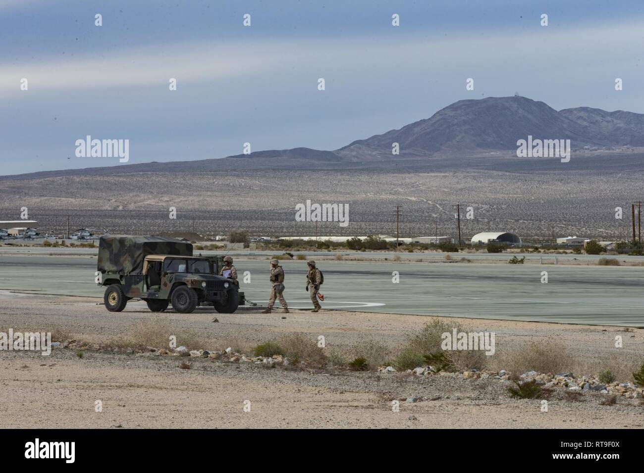 Us-Marines mit Marine Wing Support Squadron-374 (MWSS-374), Marine Air-Ground Task Force-6 (MAGTF-6) führen Sie eine grundlegende Wiederherstellung nach Angriff (BRAAT) Mission während integrierte Ausbildung Übung (ITX) 2-19 an Bord Marine Corps Air-Ground Combat Center Twentynine Palms, Calif., Jan. 28, 2019. ITX schafft eine Anspruchsvolle, realistische Umgebung, produziert combat ready"-Kräfte, die als integrierte Magtf. Stockfoto