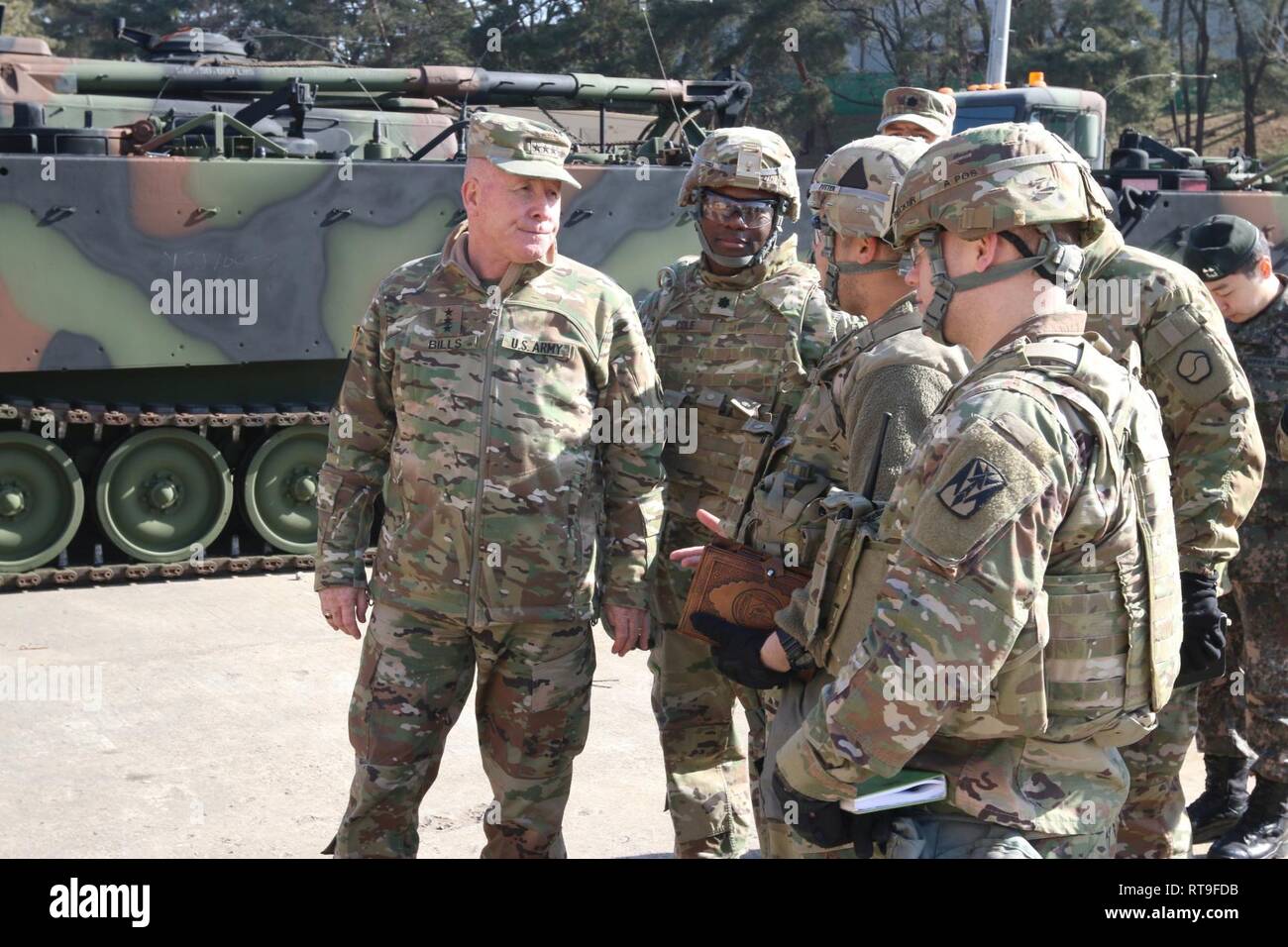 Generalleutnant Michael A. Rechnungen, achte Armee Kommandant, in der Ausbildung von E/6-52 AMD durchgeführt geprüft, 2-1 ADA Stockfoto