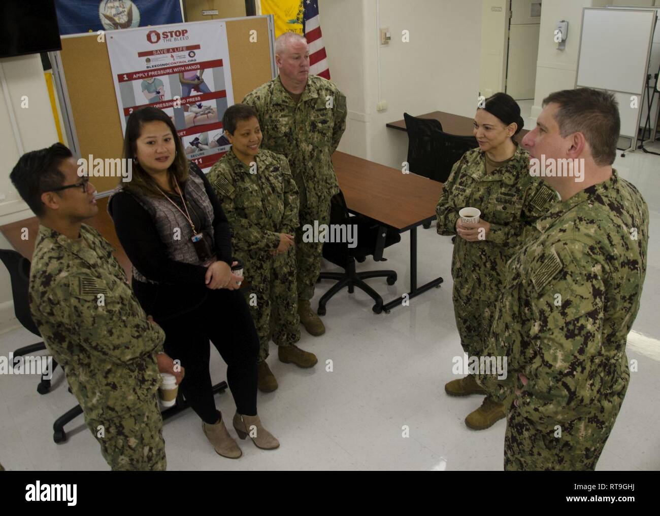 LOS ANGELES (Jan. 29, 2019) - Adm. Tina Davidson, Marine Medizin Bildung, Ausbildung und Logistik (Befehl NMETLC) Commander und Navy Nurse Corps Director, trifft sich mit Mitgliedern der Navy Trauma Training Center (NTTC) Personal vor der Durchführung einer Besichtigung der Anlage. Davidson und NMETLC Command Master Chief Richard Putnam tourte NTTC, Marine Expeditionary Medical Training Institute (NEMTI), Luftfahrt Survival Training Center (ASTC) Miramar, Oberfläche Kriegsführung Medical Institute (SWMI) und Marine Drogen und Alkohol Ratgeber Schule (NDACS) Während in der Umgebung von San Diego. Stockfoto