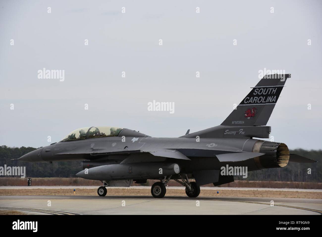 David Martin CBS-Korrespondent, erhält eine F-16 Fighting Falcon Orientierung Flug von McEntire Joint National Guard Base, S.C. durch US-amerikanische Luftwaffe Oberstleutnant Andrew Thorne, ein Pilot aus dem 169Th South Carolina der Air National Guard Fighter Wing, die North American Aerospace Defense Command - koordinierte Übung mit dem Federal Aviation Administration und S.C. Flügel - Civil Air Patrol über militärische Ausbildung Lufträume in South Carolina und Georgia, Jan. 29, 2019 zu simulieren. Der Flug wird auch ein Luft-zu-Luft tanken Mission mit einer KC-135 Stratotanker aus der 134 Luft tanken gehören Stockfoto