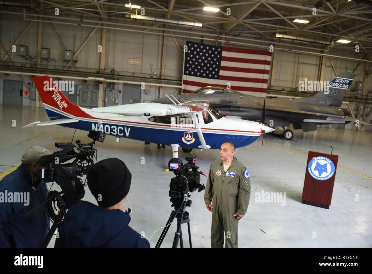 Us Air Force Colonel Akshai Gandhi, der Kommandant der 169th Fighter Wing, antwortet auf Fragen, die von den lokalen und nationalen Medien während einer Pressekonferenz auf McEntire Joint National Guard Base, S.C., für eine North American Aerospace Defense Command - geförderte air defence Media Day von der South Carolina Air National Guard, Jan. 29, 2019, gehostet zu präsentieren wie NORAD Koordinaten mit Bundes-, Landes- und lokalen Agenturen verschiedene spezielle Sicherheit Veranstaltungen wie der diesjährigen Super Bowl in seiner fortwährenden Verpflichtung North America's Himmel zu schützen, zu unterstützen. Während dieser ganztägigen Ereignisses, verschiedenen nationalen und lokalen Stockfoto