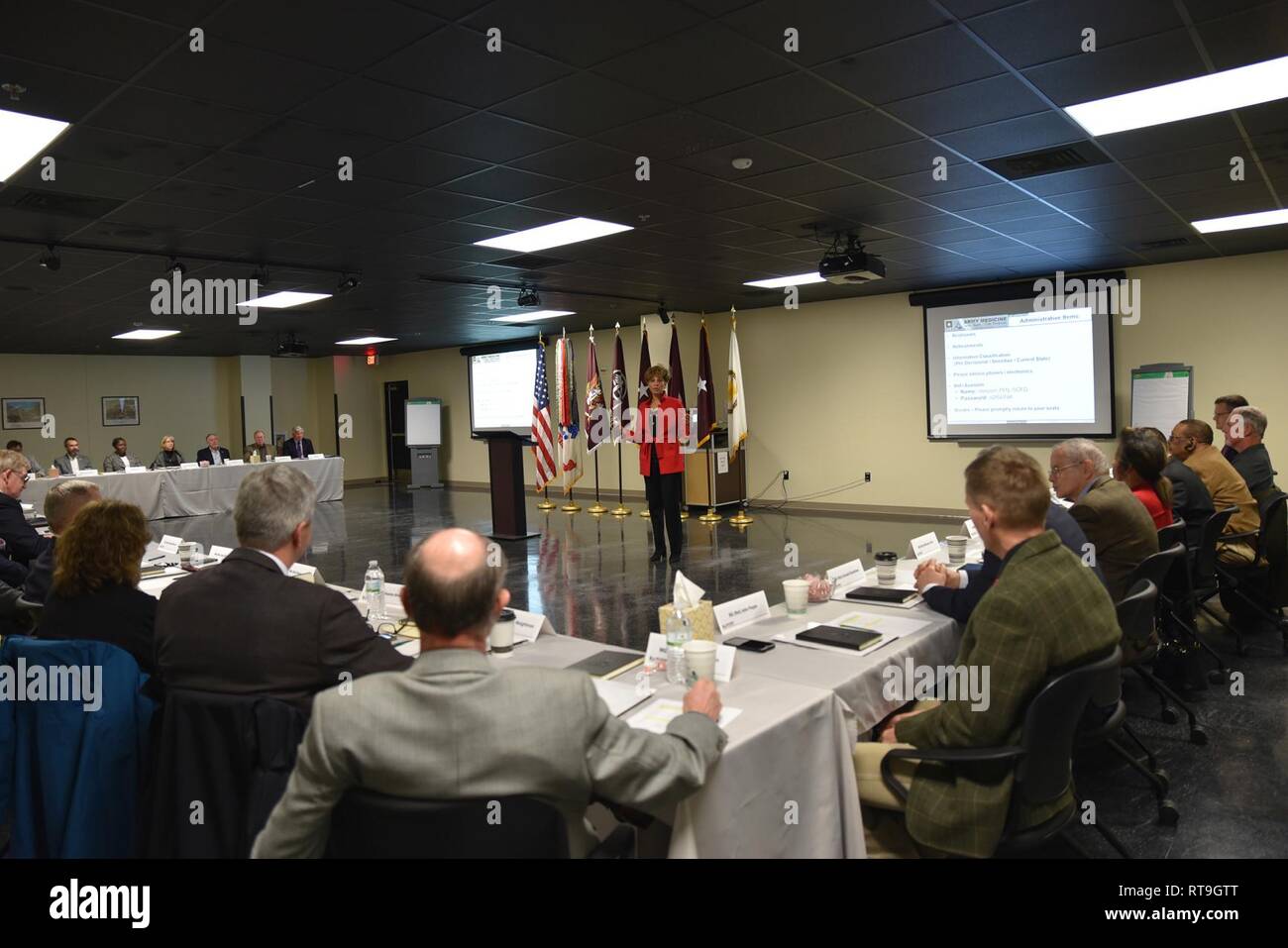 Generalleutnant Nadja Y. West, US-Armee Surgeon General, Kommandierender General der US Army Medical Befehl gibt Erläuterungen während der AMEDD pensionierte ältere Leader Forum am Training Support Center auf Joint Base San Antonio, Fort Sam Houston, Texas, am 29. Januar 2019 statt. Das Forum war eine Diskussion über die Vision für die Zukunft der Armee Organisationsstruktur Medizin. Stockfoto