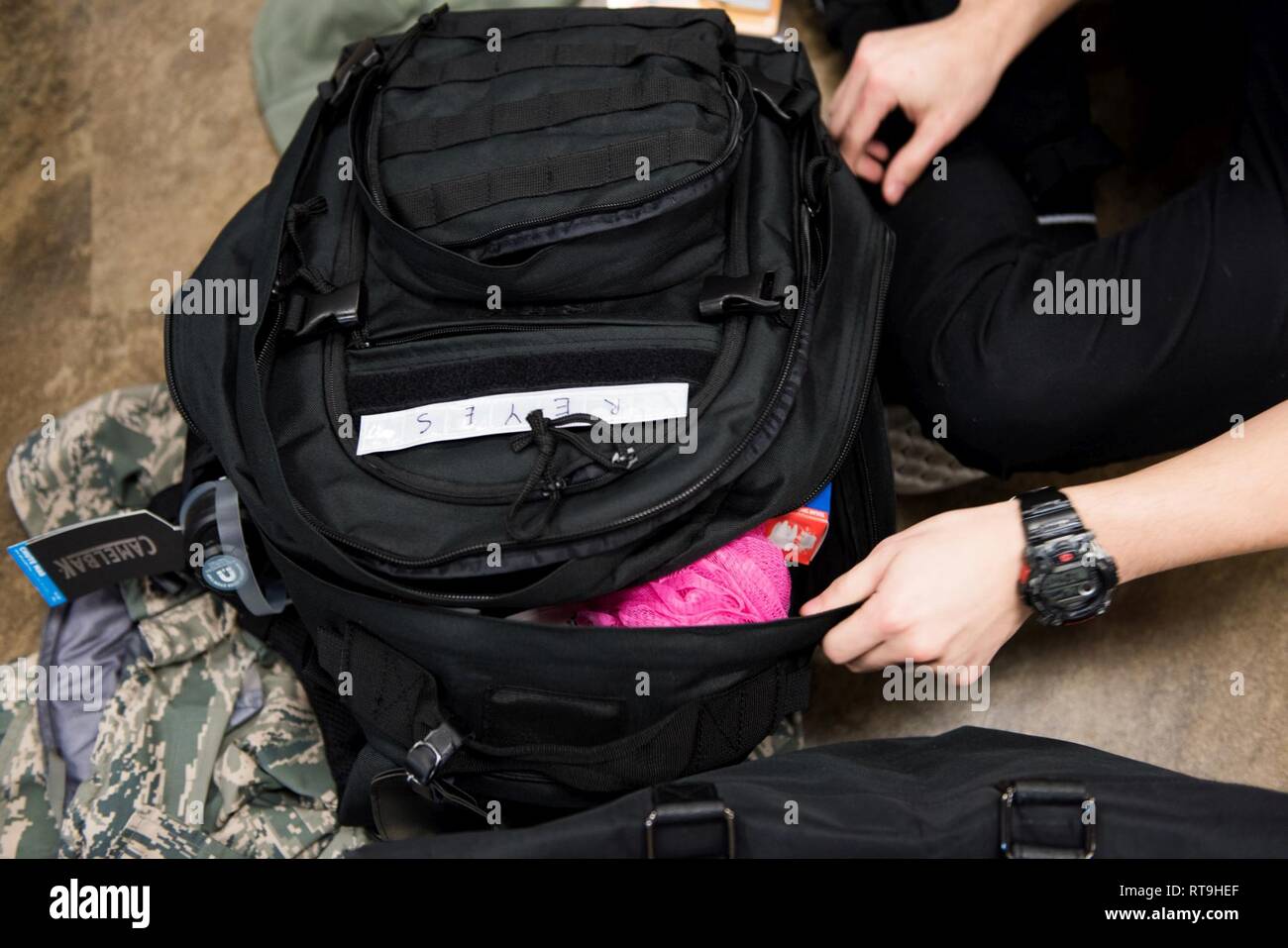 Us Air Force grundlegende Ausbildung Trainees Inventargegenstände in Ihren  ausgestellten Rucksack, Jan. 29, 2019, Joint Base San Antonio-Lackland,  Texas. Der Rucksack Initiative bietet sofortigen Gang, in der Regel an der  Basis Exchange