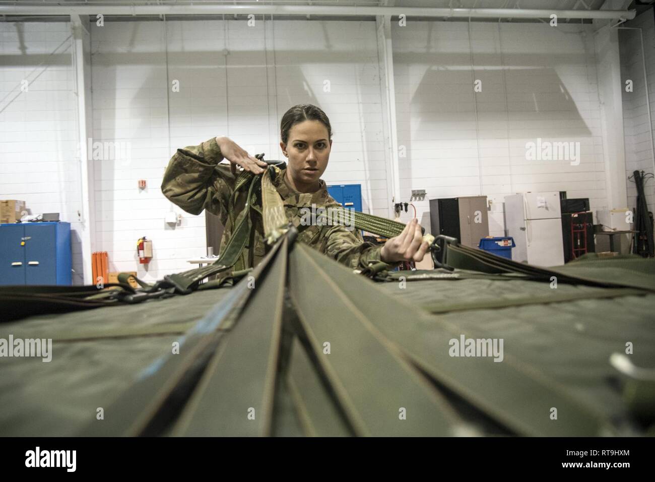 2. Lt Aurora Harting, 824 Base Defense Squadron S3 flight Commander, kontrolliert die seitliche Lasche auf einer 822 Cargo bag während einer Armee Air Assault Bewertung (AAA), Jan. 29, 2019, bei Moody Air Force Base, Ga Flieger erforderlich waren, um strukturelle Unzulänglichkeiten auf die Schlinge last Teil der Cargo bag als Teil einer allgemeinen Bewertung zu identifizieren ihre Bereitschaft Army Air Assault Schule zu bestimmen. Stockfoto