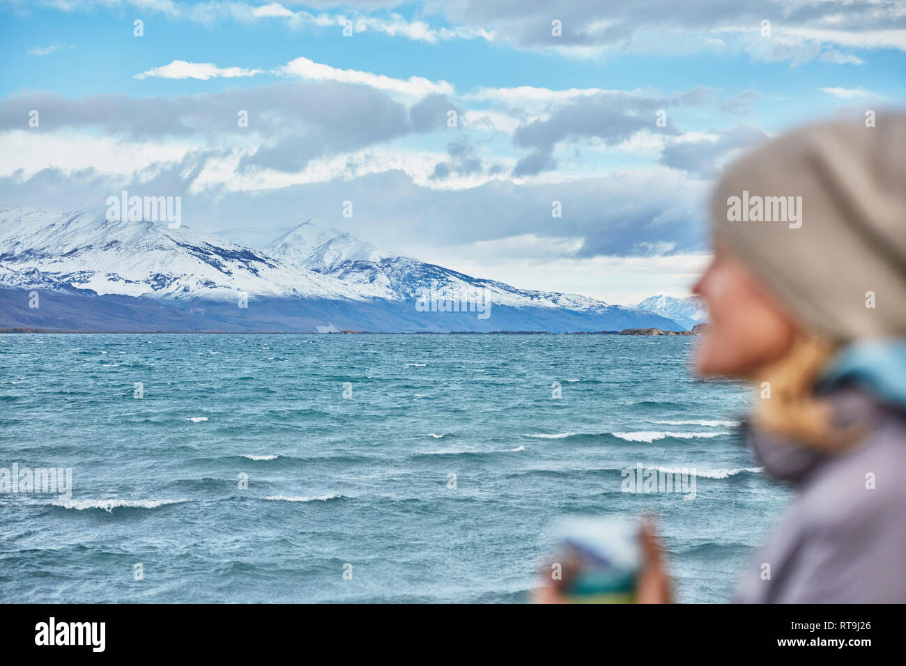 Argentinien, Lago Posadas, Frau mit Becher am Lakeside Stockfoto