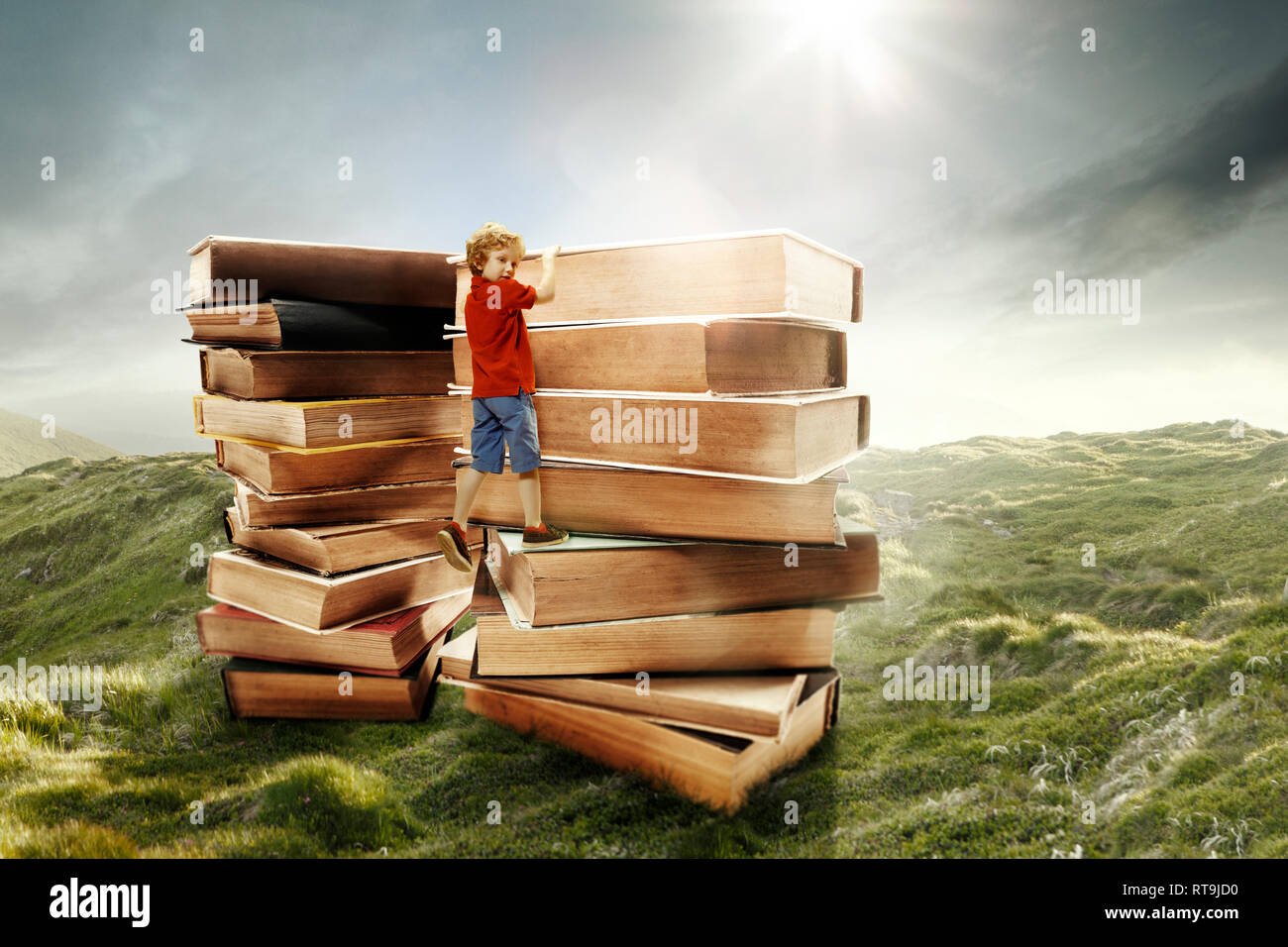 Kleiner Junge Klettern am Turm aus großen Bücher. Kindheitsträume, Lesen und Bildung Konzept. Fragen Welt. Abstrakte collage Stockfoto