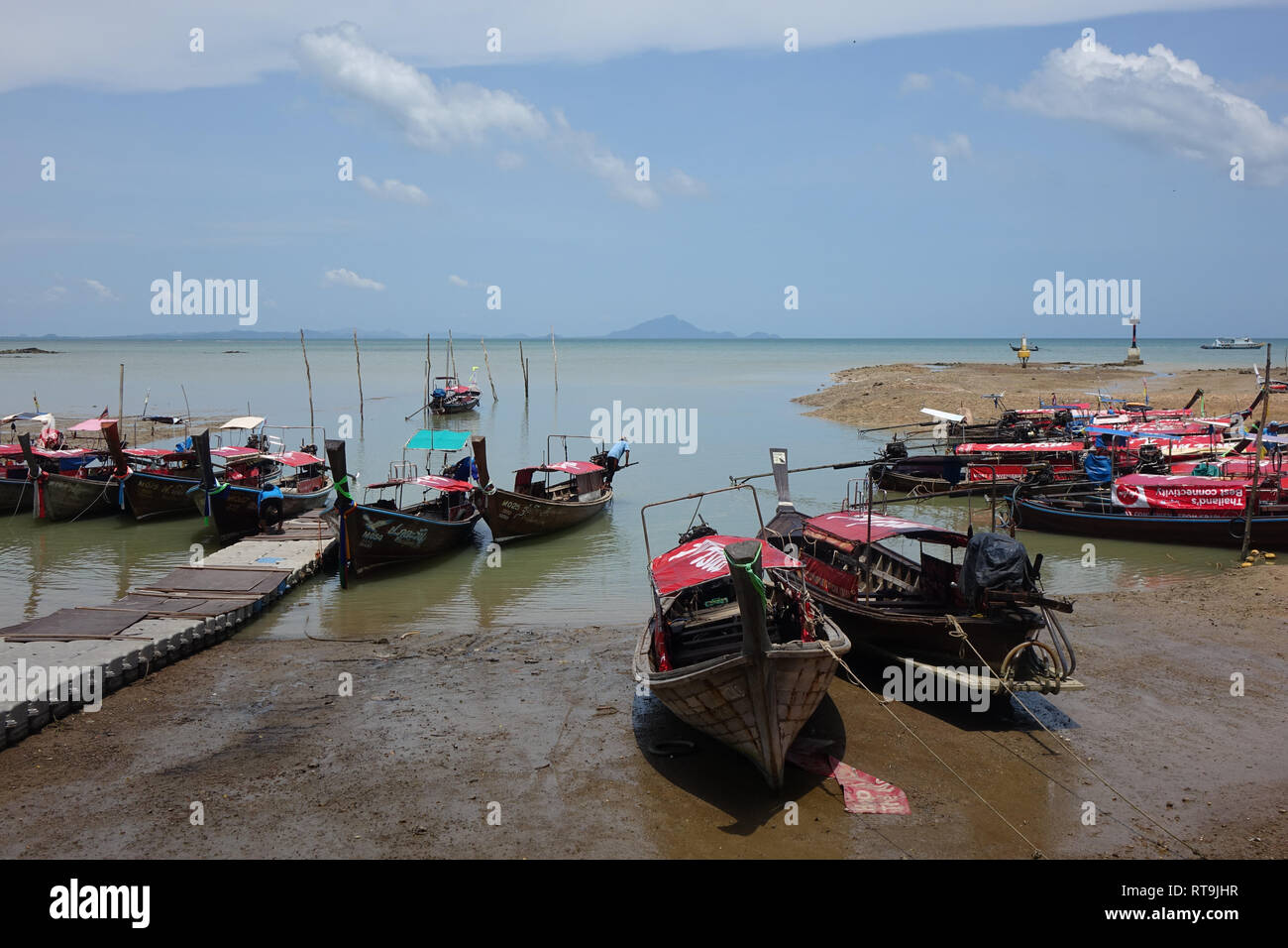 Traditionelle Long tail Boote/Schnellboote in Ao Nam Mao Pier in Krabi, Thailand. Stockfoto