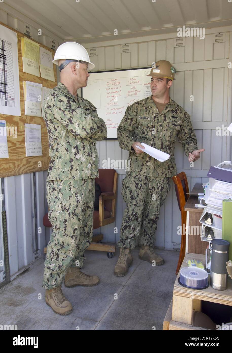 Insel San Clemente, Kalifornien (Jan. 29, 2019) Builder 2. Klasse Joseph Belland, Naval Mobile Konstruktion Bataillon (NMCB) 3, Det zugeordnet. Insel San Clemente, spricht mit Cmdr. Joseph Harder, kommandierender Offizier der NMCB-3, über ein laufendes Projekt zu einem pre-engineered Gebäude errichten. NMCB-3 ist uns in der gesamten indopazifischen Region und die Vereinigten Staaten bereit, größeren Kampfhandlungen zu unterstützen, Theater Sicherheit, humanitäre Hilfe und Katastrophenhilfe im Einsatz. Seabees stellen General Engineering und der Unterstützung der Navy, Marine Corps und gemeinsamer operativer Kräfte weltweit. Stockfoto