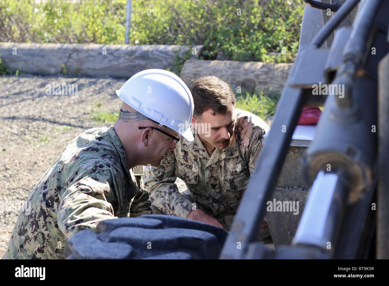 Insel San Clemente, Kalifornien (Jan. 29, 2019) Konstruktionsmechaniker 3 Gregory Atwood, zu Naval Mobile Konstruktion Bataillon (NMCB) 3, Det zugeordnet. Insel San Clemente, führt eine Stichprobe mit Cmdr. Joseph Harder, kommandierender Offizier der NMCB-3. NMCB-3 ist uns in der gesamten indopazifischen Region und die Vereinigten Staaten bereit, größeren Kampfhandlungen zu unterstützen, Theater Sicherheit, humanitäre Hilfe und Katastrophenhilfe im Einsatz. Seabees stellen General Engineering und der Unterstützung der Navy, Marine Corps und gemeinsamer operativer Kräfte weltweit. Stockfoto