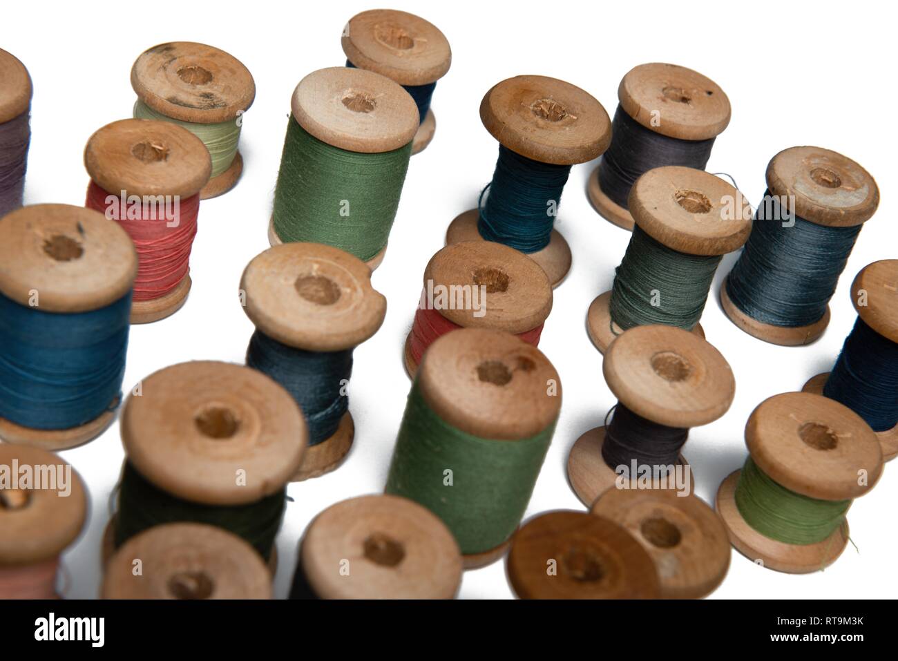 Holz- Spulen mit bunten Fäden von Pastellfarben Stockfoto