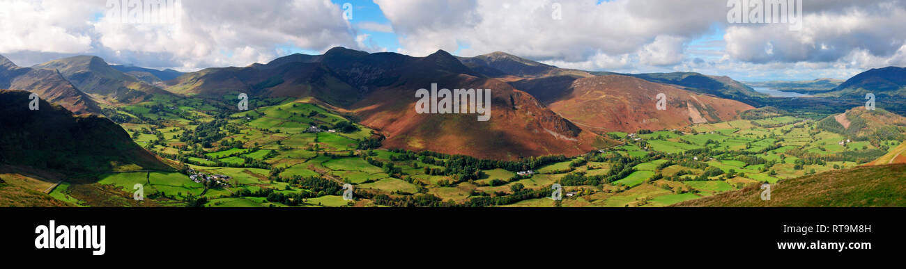 Um die UK-Derwent Valley & Hügel dahinter. - Panrama Stockfoto