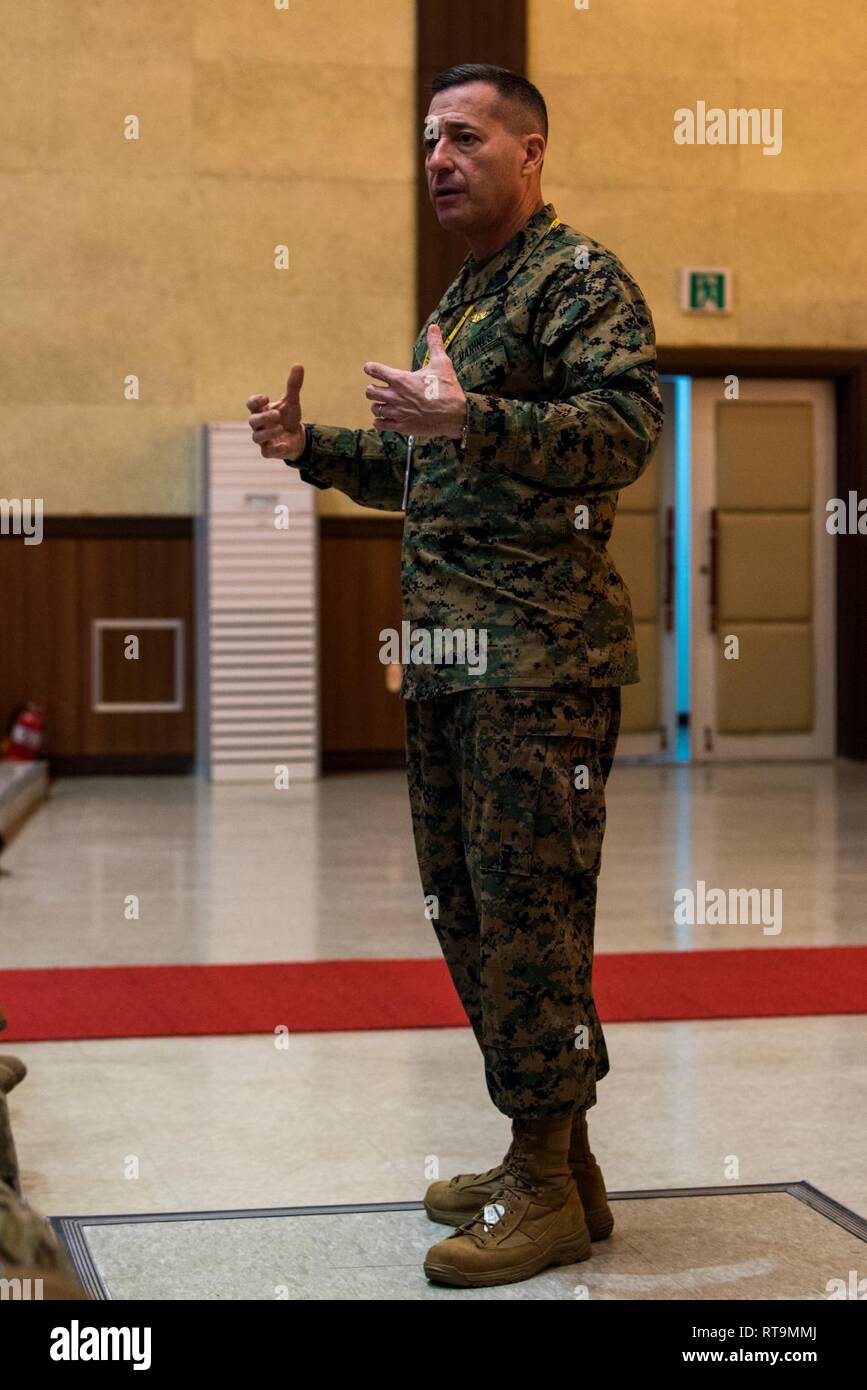 BUSAN, Republik Korea (Jan. 31, 2019) US Marine Corps Sgt. Maj. Anthony A. Spadaro, Senior Soldaten der US-Indo-Befehl, spricht mit Matrosen, Commander, U.S. Naval Forces Korea (CNFK) während alles - Hände an Commander, Republik Korea (ROK) Flotte Zentrale anrufen. Spadaro besuchen sie enthalten alle Hände Anrufe mit Service Mitglieder auf der Halbinsel sowie Engagements mit den wichtigsten Senior U.S. und ROK militärische Mitglieder angeworben. Stockfoto