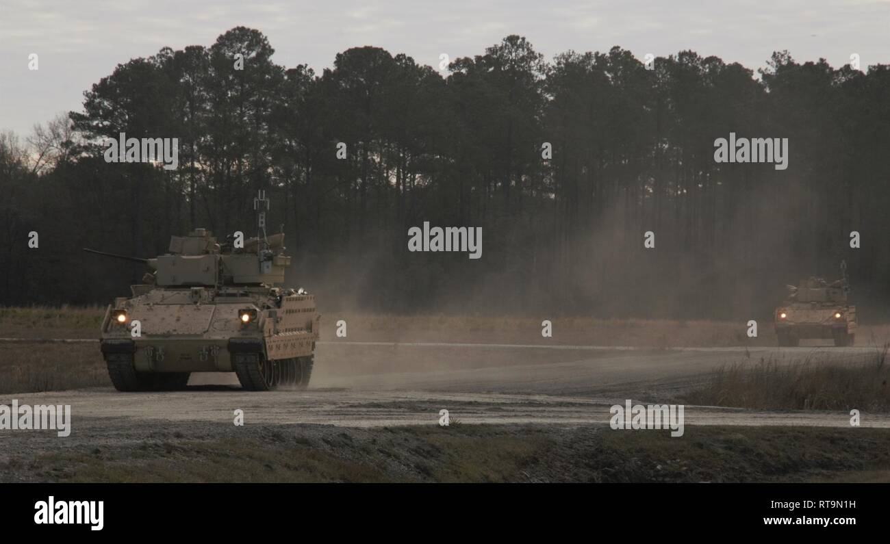 Bradley Kampffahrzeugen Crewed Charter von Soldaten an 2nd Battalion, 69th Armored Regiment, 2. gepanzerte Brigade Combat Team, 3rd Infantry Division, machen sich auf den Weg in die Schusslinie während einer Live Fire Training Veranstaltung in Fort Stewart, Ga, 31.01.31. Zu qualifizieren, während eines BFV schießwesen, die Besatzung muß einrasten und stationäre und bewegliche Ziele von einer stationären und beweglichen Bradley während des Tages und der Nacht zu zerstören. Stockfoto