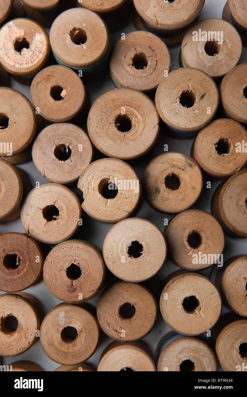 Holz- Spulen mit bunten Fäden von Pastellfarben Stockfoto