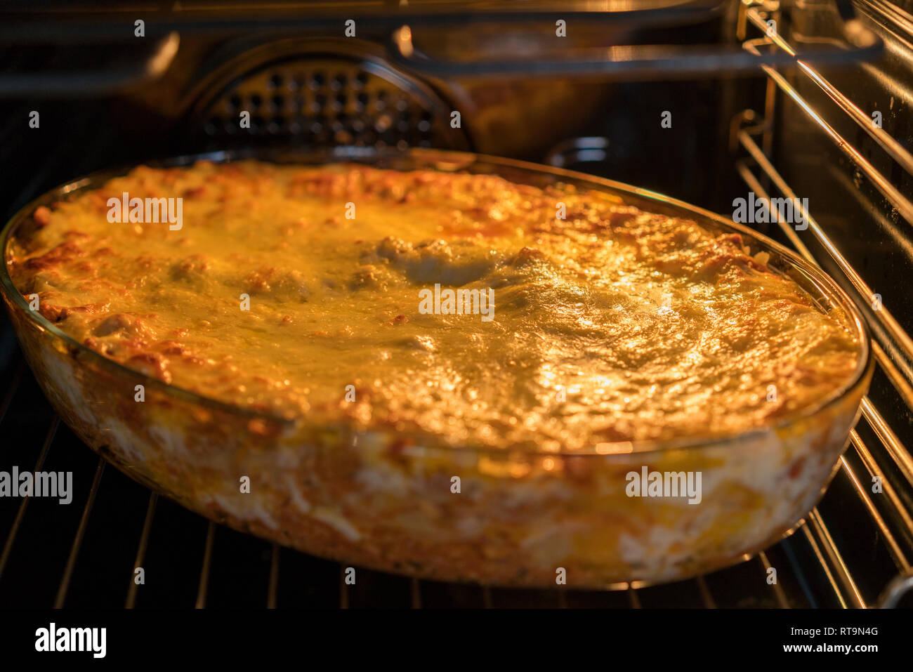 Teller Lasagne Kochen im Backofen. Backblech mit Spinat Lasagne im Ofen  Stockfotografie - Alamy