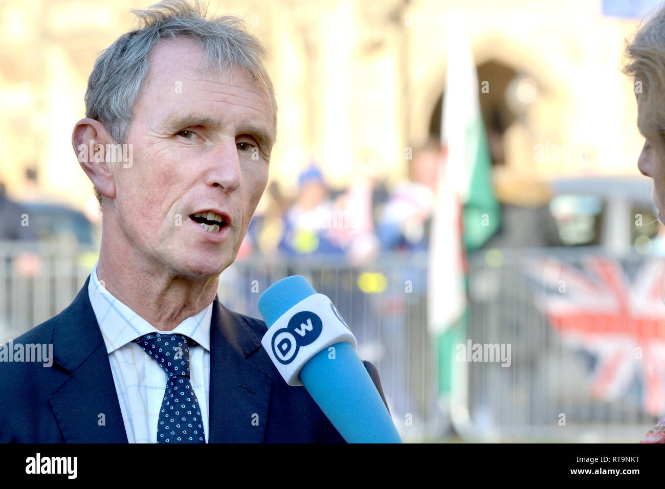 Nigel Evans MP (Con: Ribble Valley) durch Deutsche Welle German TV auf College Green interviewt, Westminster 26. Februar 2019 Stockfoto