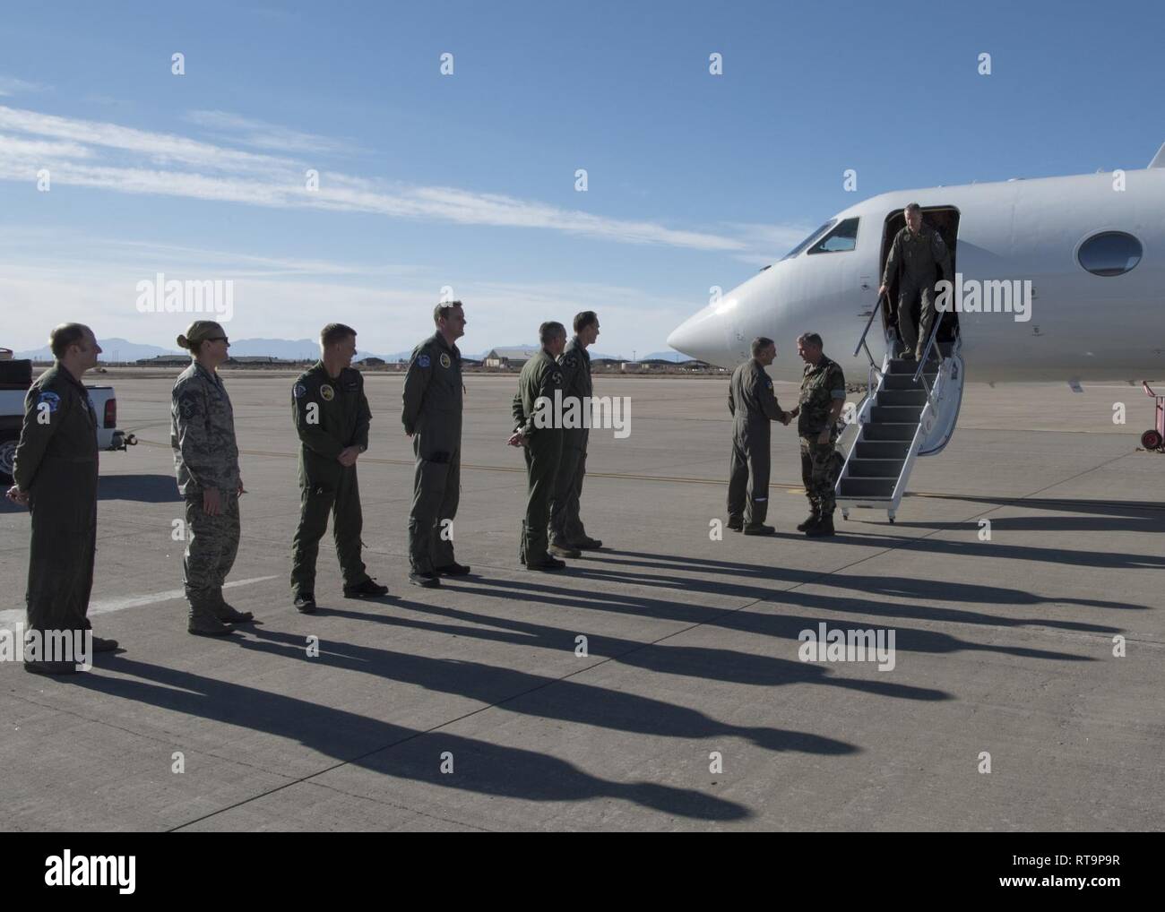 Oberst Joseph Campo, 49 Wing Commander, grüßt Admiral Rob Bauer, Niederlande, Chef der Verteidigung, Feb 1, 2019, auf der Holloman Air Force Base, NM. Bauer besucht Holloman mit Generalleutnant Dennis Luyt, Royal Netherlands Air Force Commander, um zu sehen, wo Ihre MQ-9 Reaper aus der Ferne gesteuert Flugzeugpiloten und sensor Betreiber haben. Stockfoto