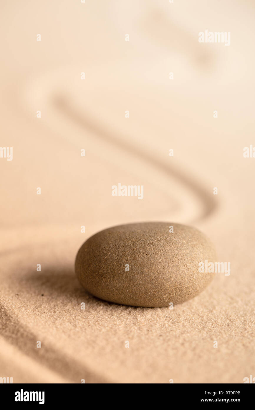Spa Wellness Entspannung Stein. Konzept für Harmonie Spiritualität und psychische Gesundheit. Japanische Zen Meditation Garten mit Rock in raked Sand. Stockfoto
