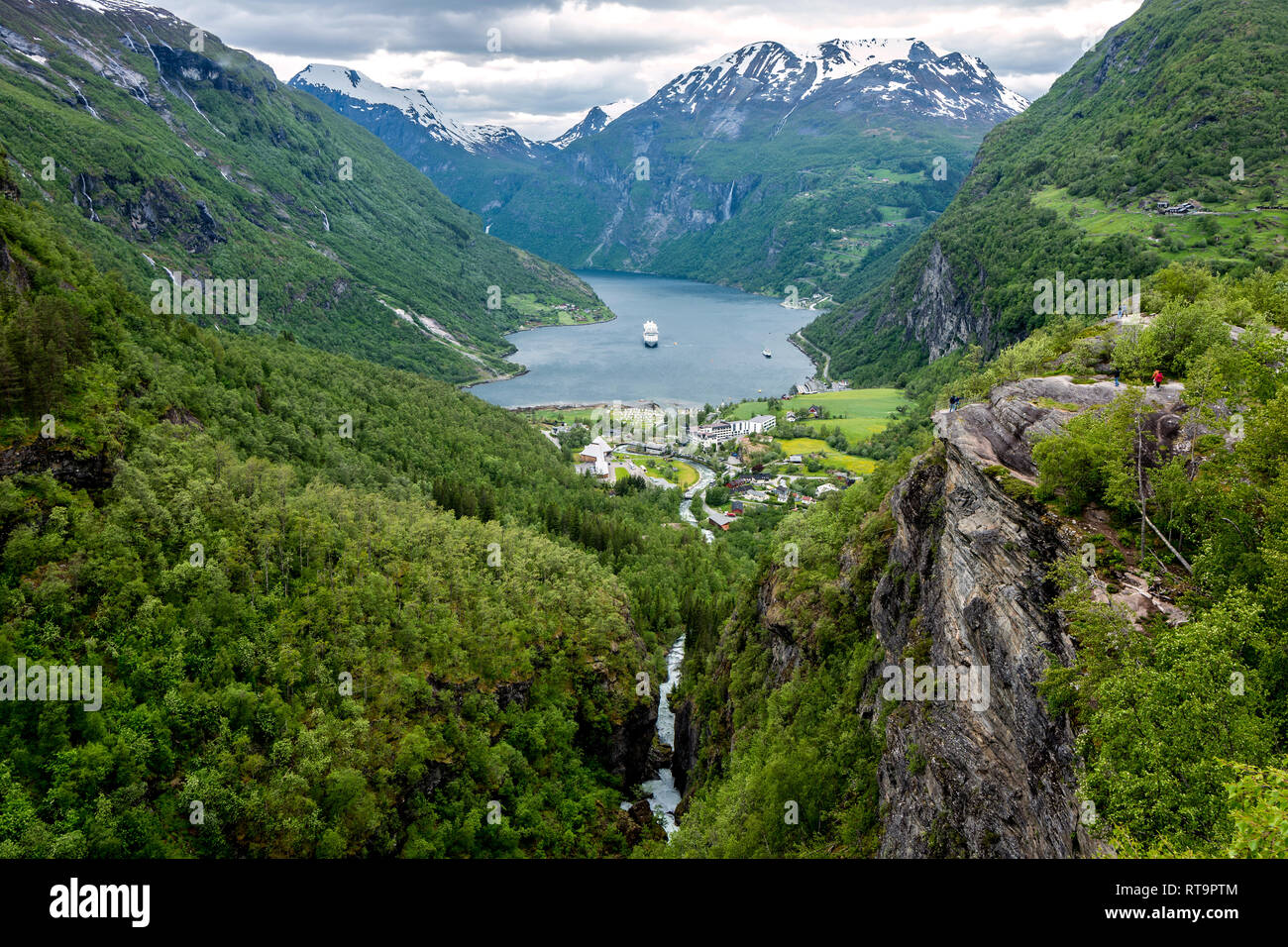 Blick auf den Geirangerfjord von Flydalsjuvet. Der Fjord ist eine der meistbesuchten Sehenswürdigkeiten Norwegens. Stockfoto