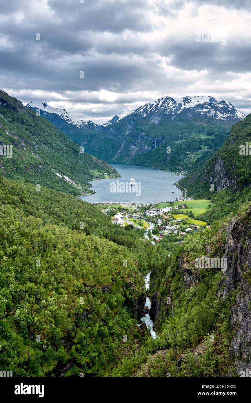 Blick auf den Geirangerfjord von Flydalsjuvet. Der Fjord ist eine der meistbesuchten Sehenswürdigkeiten Norwegens. Stockfoto