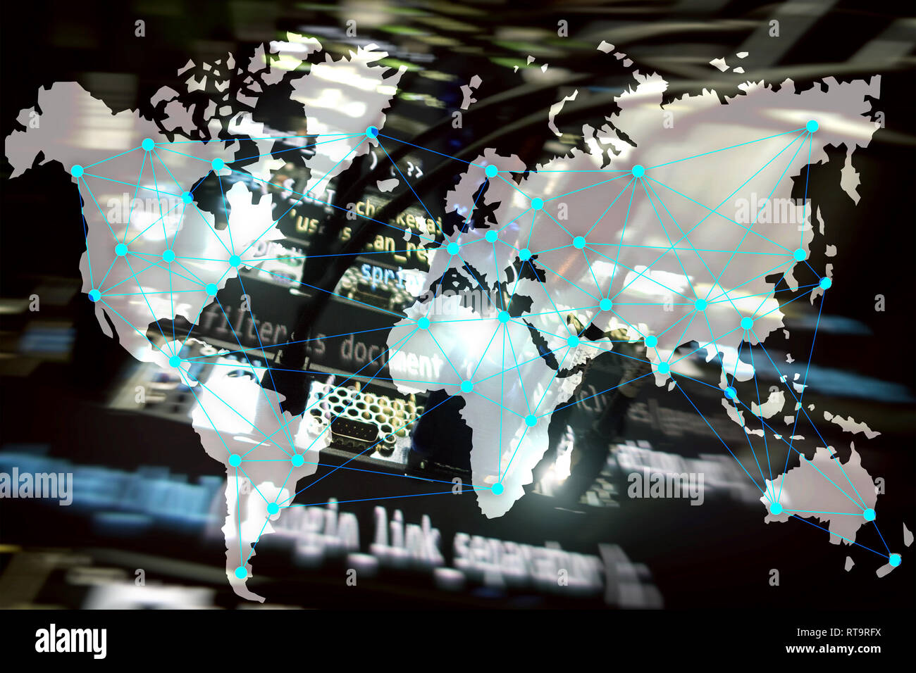 Internet und Telekommunikation Konzept mit Weltkarte auf serverraum Hintergrund. Stockfoto