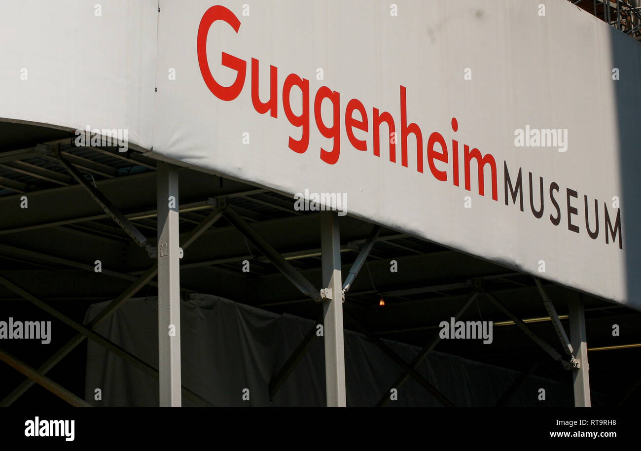 Zeichen für das Guggenheim Museum in New York, temporäre Renovierungsarbeiten Stockfoto