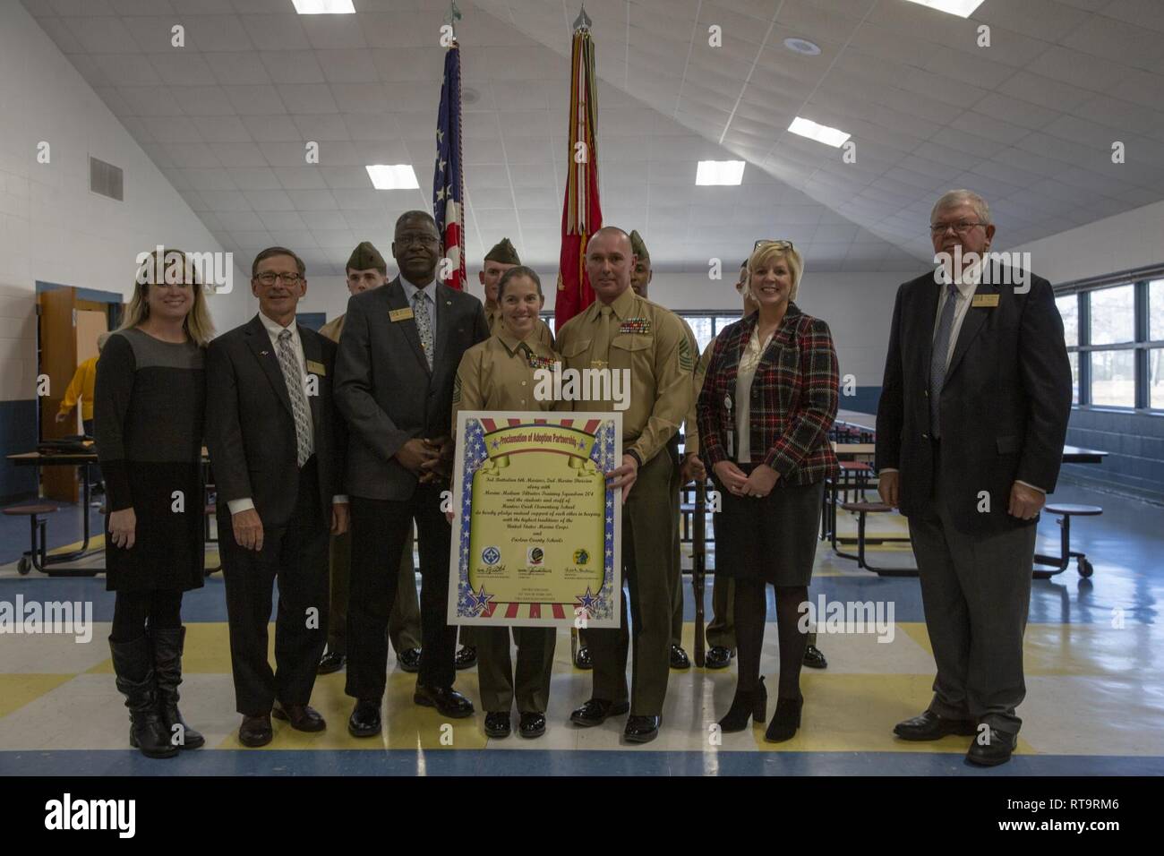 Us Marine Corps Sgt. Maj. Jody Armentrout, Bataillon Sergeant Major, 3.BATAILLON. 6. Marine Regiment (6. Mar Reg), 2nd Marine Division, und Sgt. Maj. Jennifer Armentrout, squadron Sergeant Major, Marine Medium Tiltrotor Training Squadron 204 (VMMT-204), Marine Flugzeuge Gruppe 26, 2. Marine Flugzeugflügel, posieren mit den Dozenten und Mitarbeiter der Jäger Creek Grundschule nach dem 6 Mar Reg und VMMT-204, Adopt-a-School Zeremonie im Hunters Creek Grundschule in Jacksonville, N.C., Feb 1, 2019. Das Programm partner Marine Corps Einheiten mit lokalen Schulen Beziehungen in der zu bauen Stockfoto