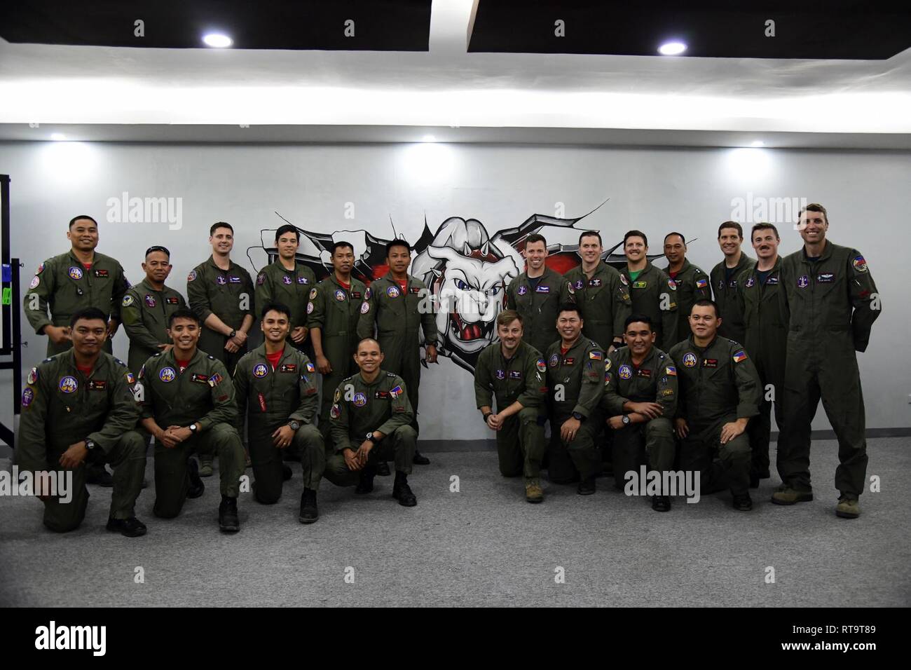 Us Air Force F-16 Fighting Falcon Piloten stellen neben Philippinische Luftwaffe FA-50 Piloten während der Bilateralen Luft bedingten Exchange-Philippines (BACE-P) im Cesar Basa Air Base, Philippinen, Feb 1, 2019. Flieger aus den USA und den Philippinen Luftwaffen markiert den erfolgreichen Abschluss der 12 Tage der bilateralen Training und die gegenseitige Zusammenarbeit während der siebenten Iteration von BACE-S. Stockfoto