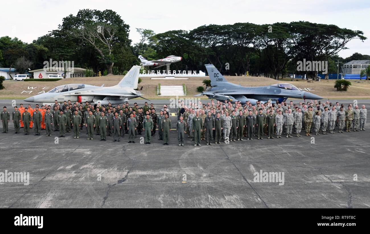 Us Air Force Mitglieder stellen neben Philippine Air Force Mitglieder während der Bilateralen Luft bedingten Exchange-Philippines (BACE-P) im Cesar Basa Air Base, Philippinen, Feb 1, 2019. Flieger aus den USA und den Philippinen Luftwaffen markiert den erfolgreichen Abschluss der 12 Tage der bilateralen Training und die gegenseitige Zusammenarbeit während der siebenten Iteration von BACE-S. Stockfoto
