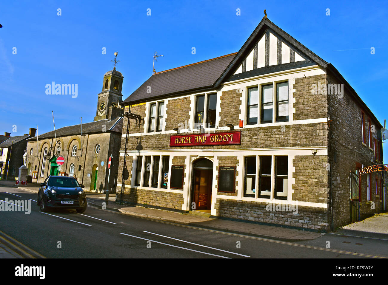 Das Pferd & Bräutigam Public House im Zentrum der Stadt von der Marktstadt Cowbridge. Das historische Rathaus ist auf der linken Seite. Stockfoto