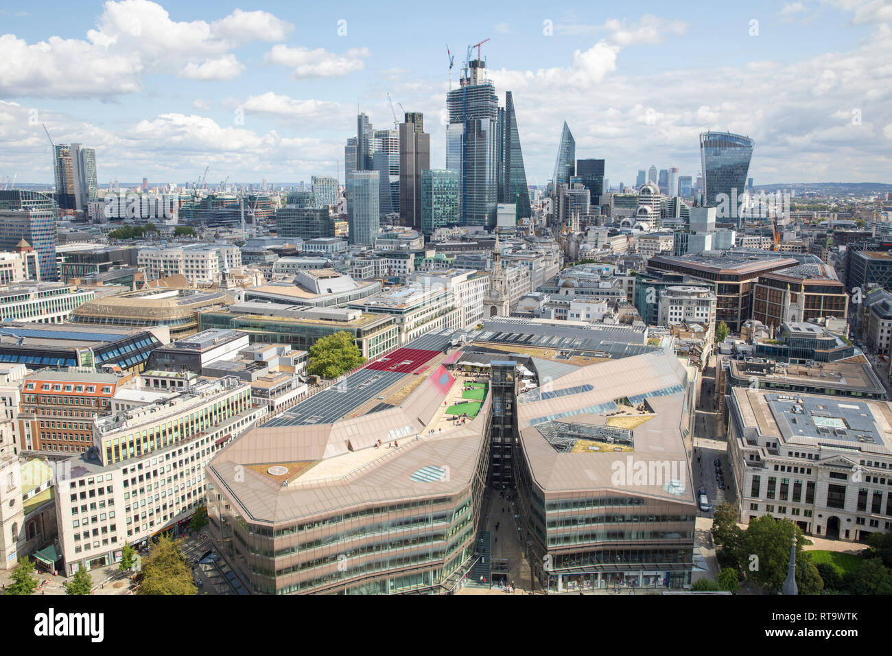 Ansicht der Stadt von London, als von der Golden Gallery von St. Paul's Cathedral. Eine neue Änderung wird im Vordergrund. Stockfoto