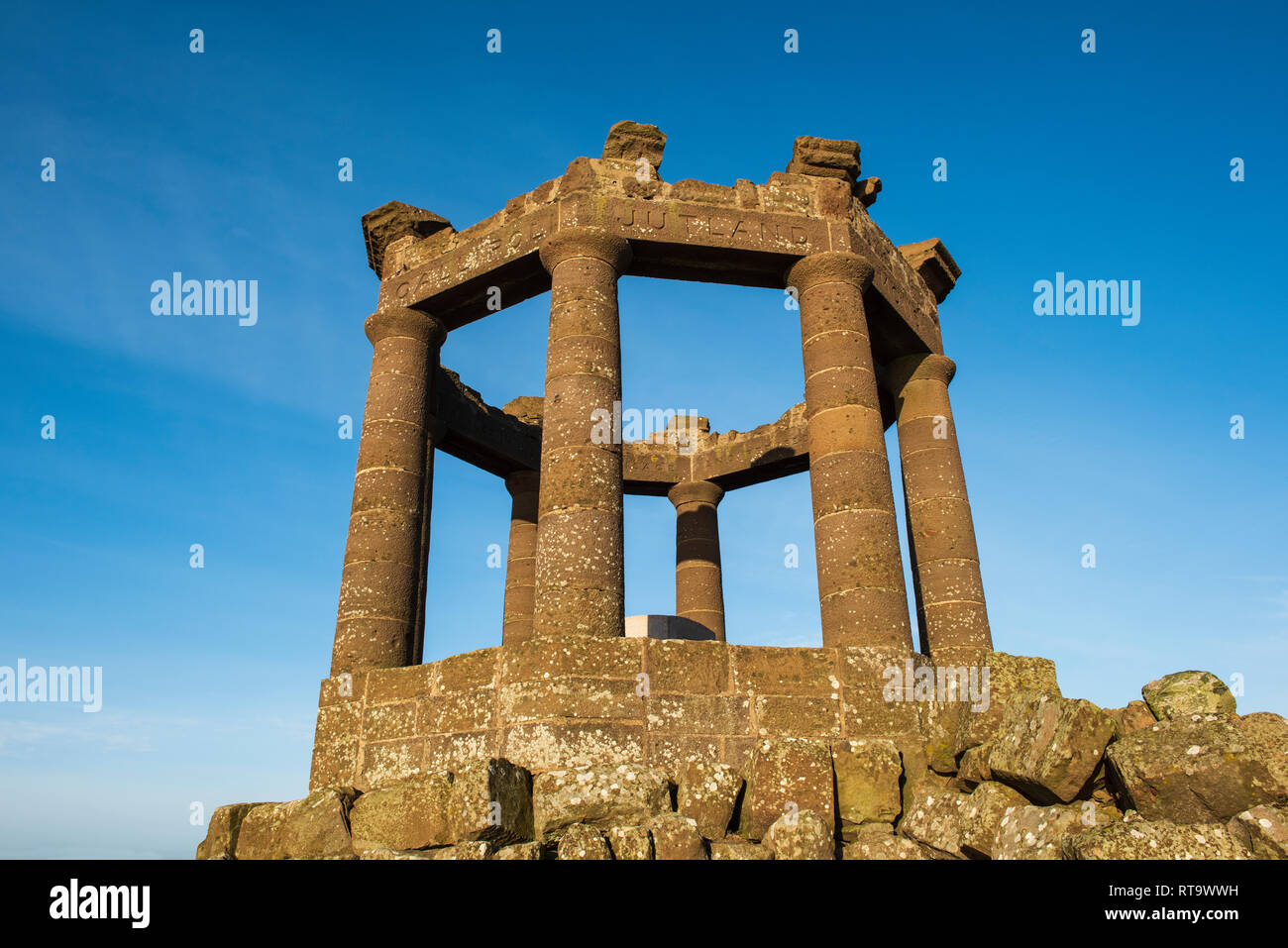 Stonehaven Kriegerdenkmal entworfen von Stonehaven Architekt John Ellis sitzt auf Black Hill, Aberdeenshire, Schottland. Stockfoto