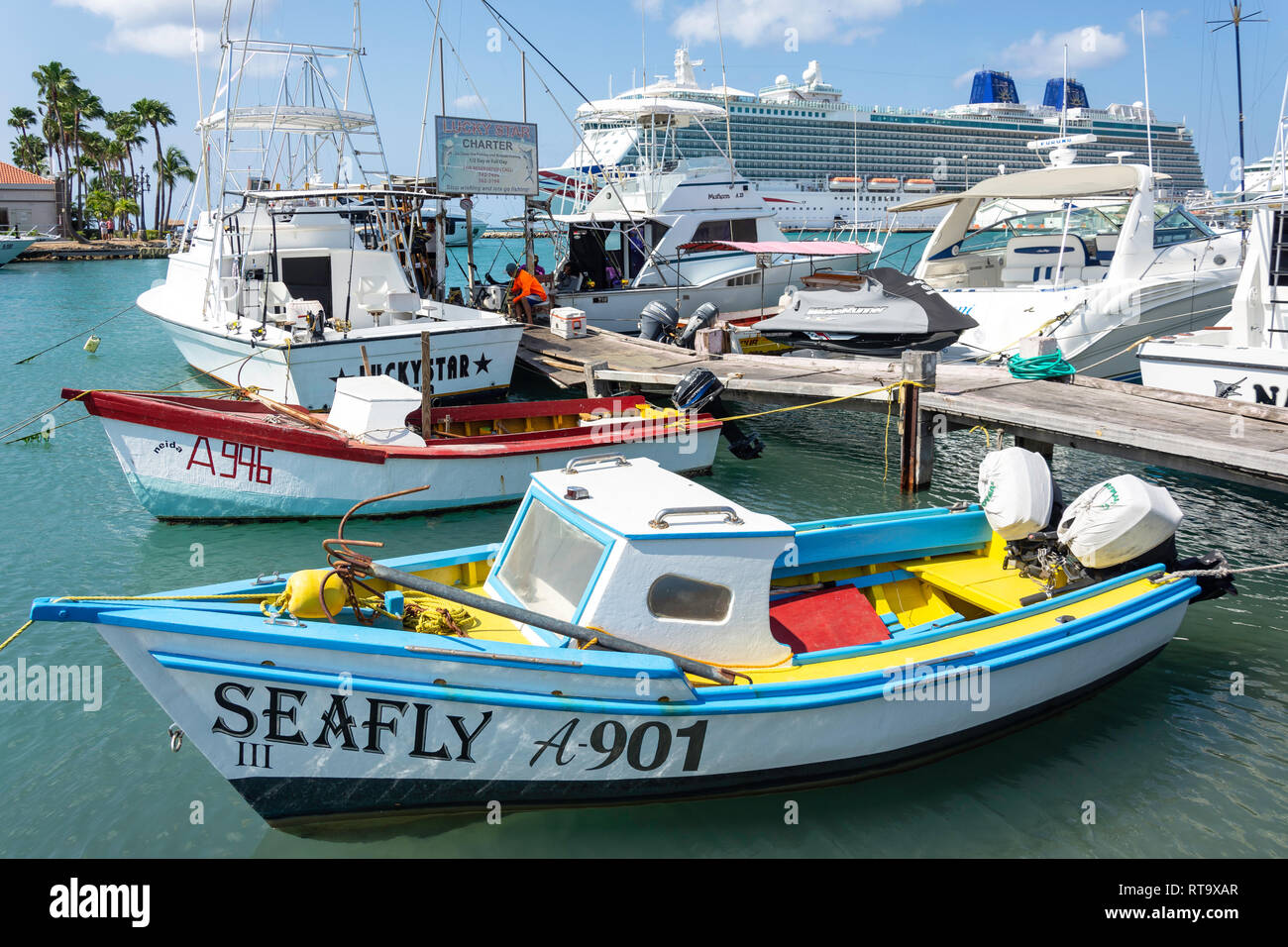 Fischerboote im Hafen mit P&O Britannia Kreuzfahrt Schiff hinter, Oranjestad, Aruba, ABC-Inseln, Leeward Antillen, Karibik Stockfoto