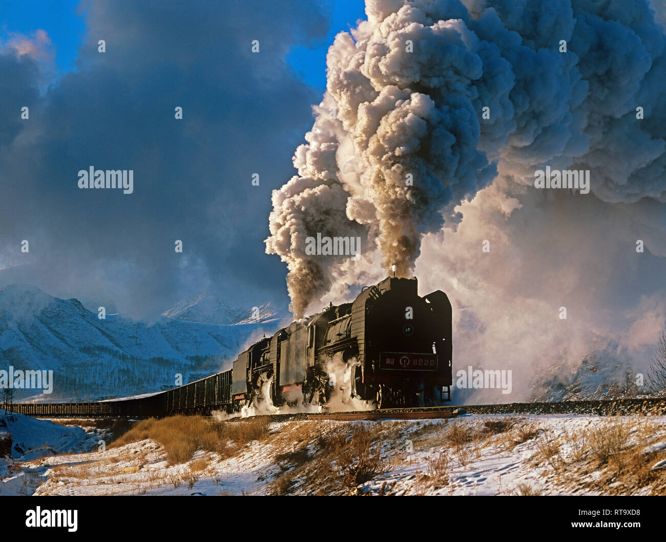 Double headed QJ 2-10-2 Dampflokomotiven schleppen einen schweren Güterzug im Winter am Jingpeng Pass, der Inneren Mongolei, China Stockfoto