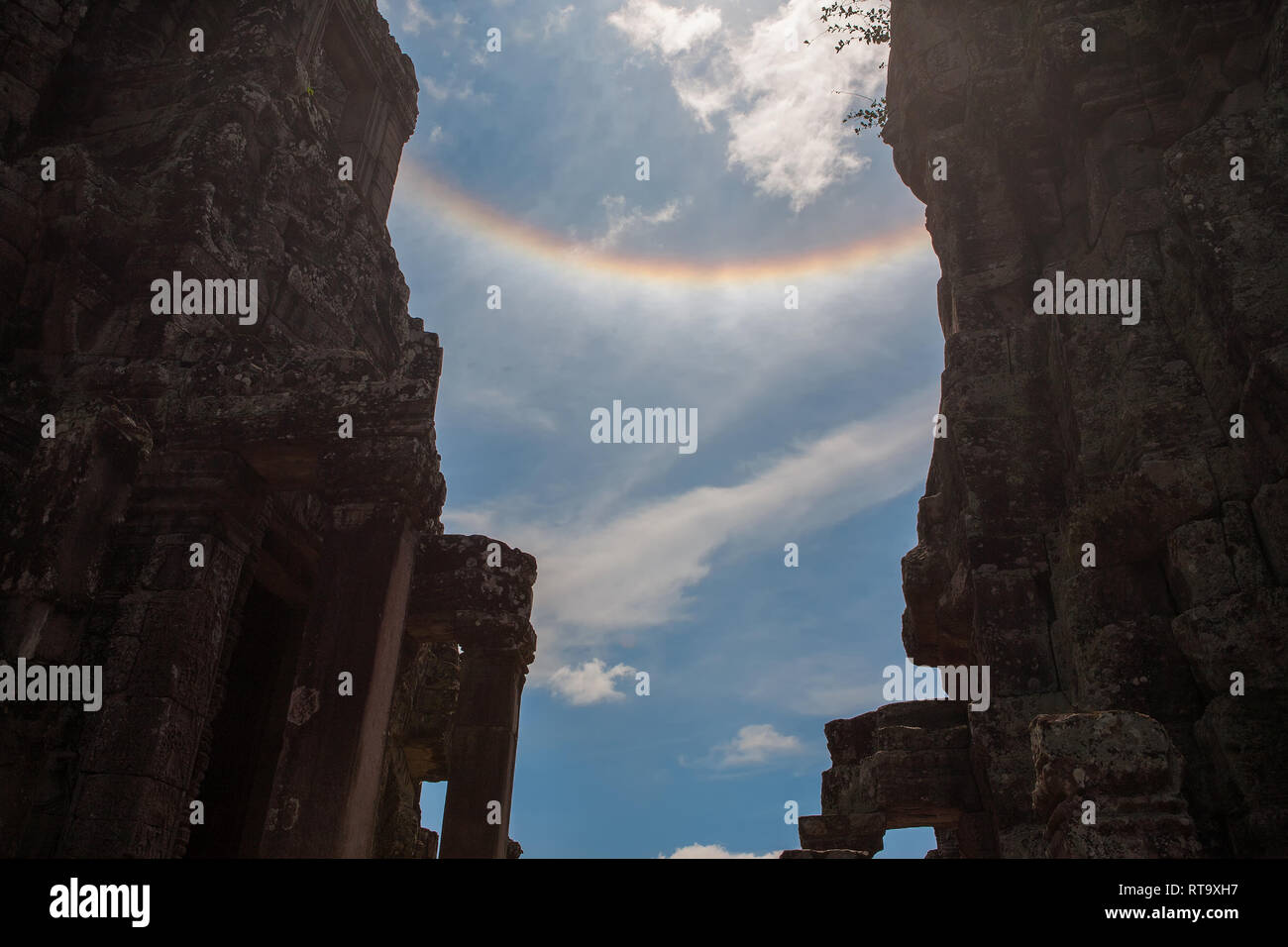 Ein starker Kopf Regenbogen, richtig genannt ein zirkumzenitalbogen (CZA), im Volksmund "Ein Lächeln am Himmel', bei Prasat Bayon, Angkor, Siem Reap, Kambodscha Stockfoto