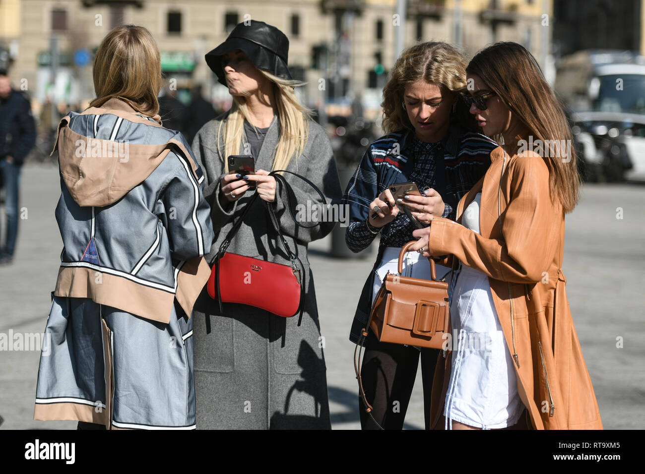 Mailand, Italien - 23. Februar 2019: Street Style Outfits - Modelle, Blogger und einflussnehmern vor einer Modenschau in Mailand auf der Modewoche - MFWFW 19. Stockfoto