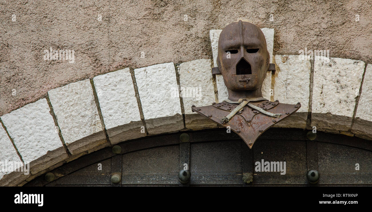 CANNES FRANKREICH SEP 2018 Iron Mask über einer Tür in Cannes, Provence, Frankreich Stockfoto