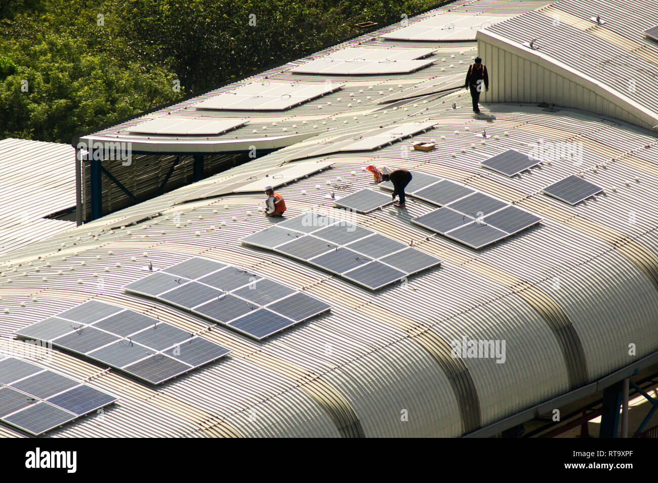 Sonnenkollektoren auf dem Dach der Delhi Metro Station installiert Stockfoto